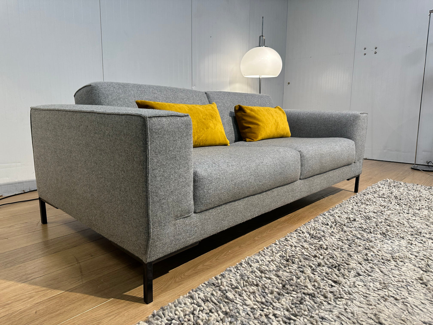 NIEUWSTAAT 2.5-zits Design on Stock Aikon – Lichtgrijs Wol