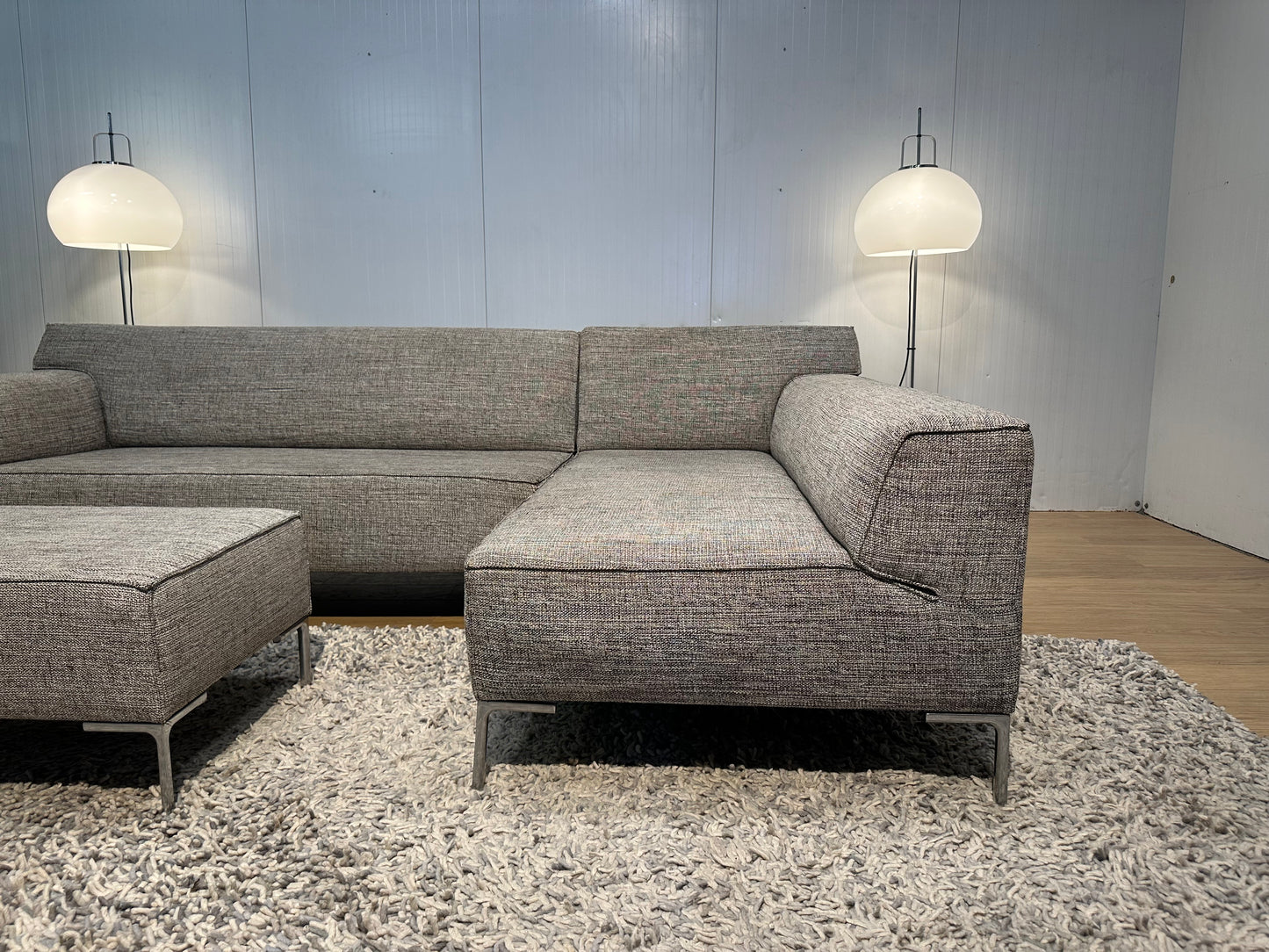 Design on Stock Bloq Hoekbank + Hocker Beige - NP: €7.500