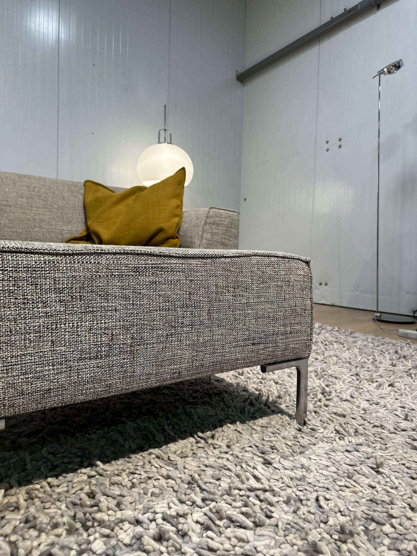 NIEUWSTAAT Design on Stock 2.5-zits bank + Hocker – Beige