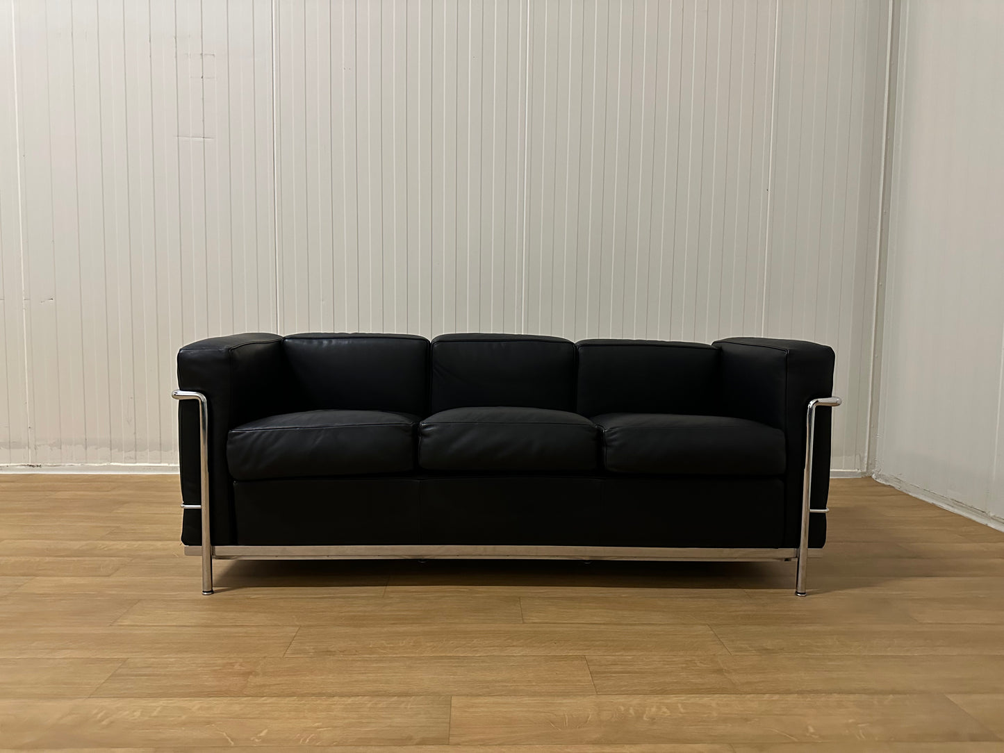 NIEUWSTAAT Cassina LC2 Le Corbusier 3-Zitsbank | NP: €12.500