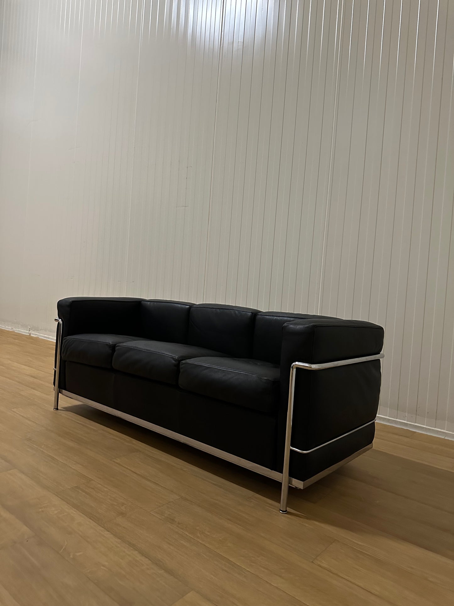 NIEUWSTAAT Cassina LC2 Le Corbusier 3-Zitsbank | NP: €12.500