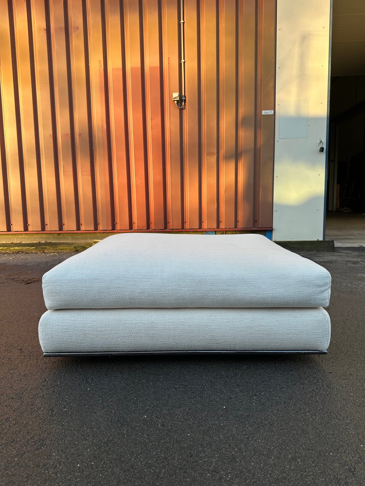 NIEUWSTAAT Minotti Hamilton Poef Crème ~ Nieuwprijs €4.000