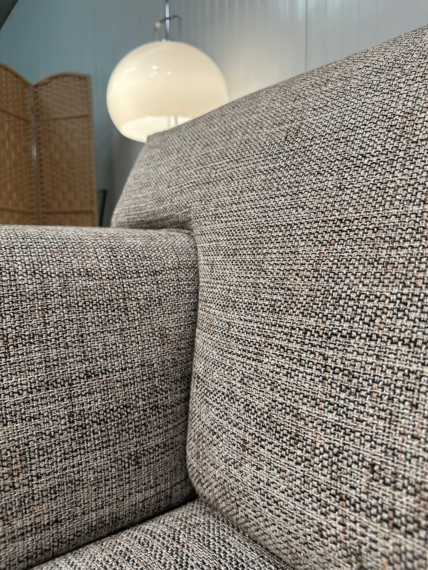 NIEUWSTAAT Design on Stock 2.5-zits bank + Hocker – Beige