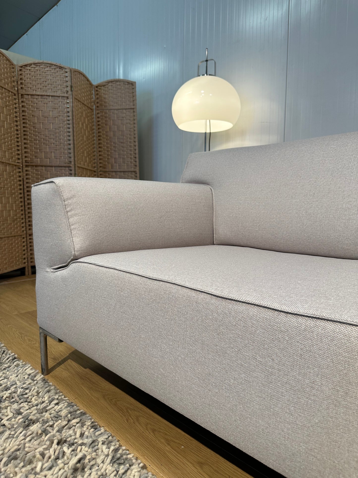 NIEUW Gestoffeerde Bloq 3-zits Beige – Design on Stock