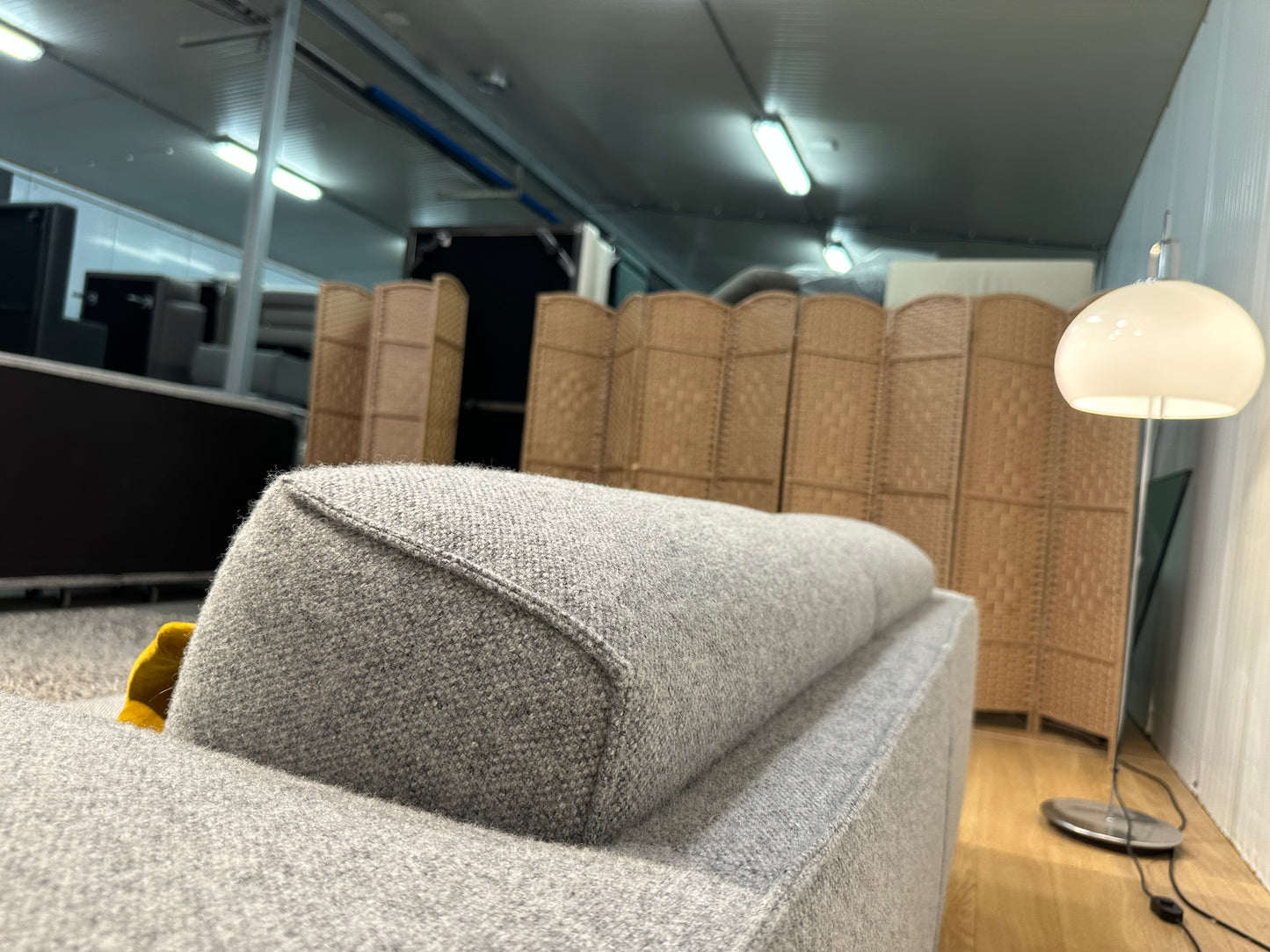 NIEUWSTAAT 2.5-zits Design on Stock Aikon – Lichtgrijs Wol