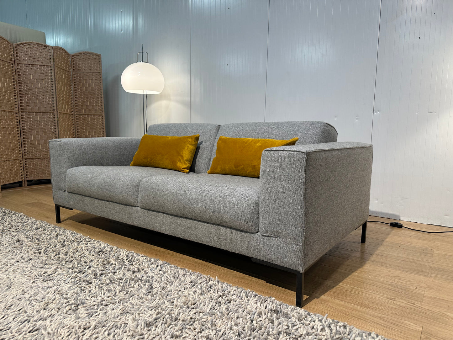 NIEUWSTAAT 2.5-zits Design on Stock Aikon – Lichtgrijs Wol