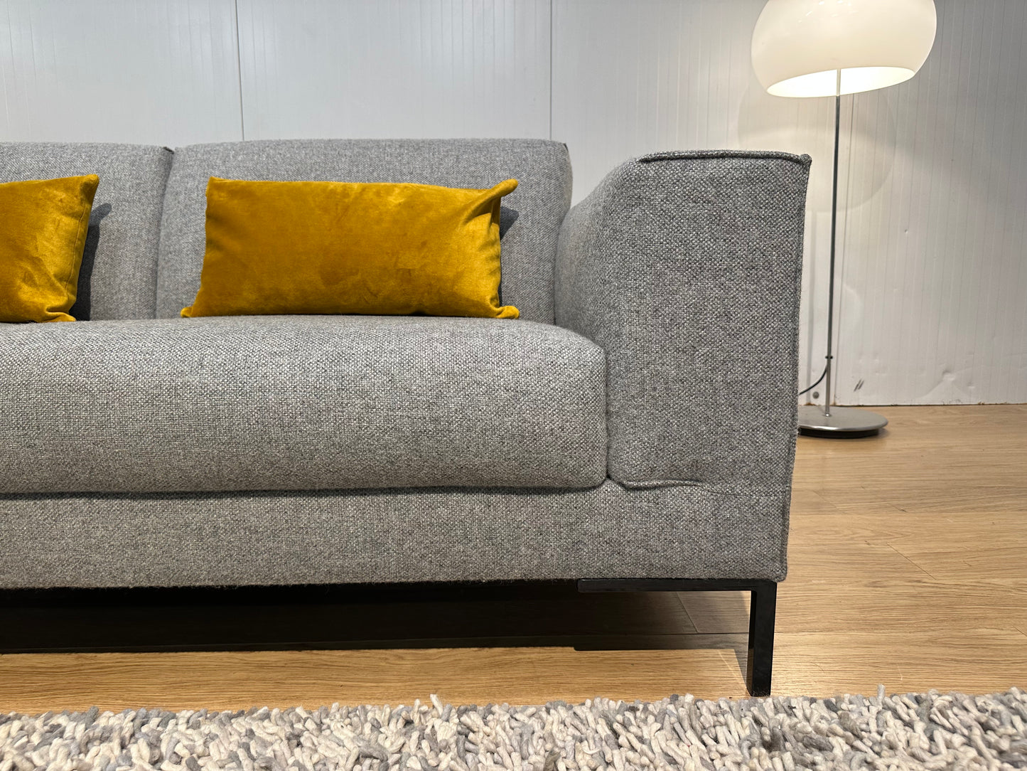 NIEUWSTAAT 2.5-zits Design on Stock Aikon – Lichtgrijs Wol