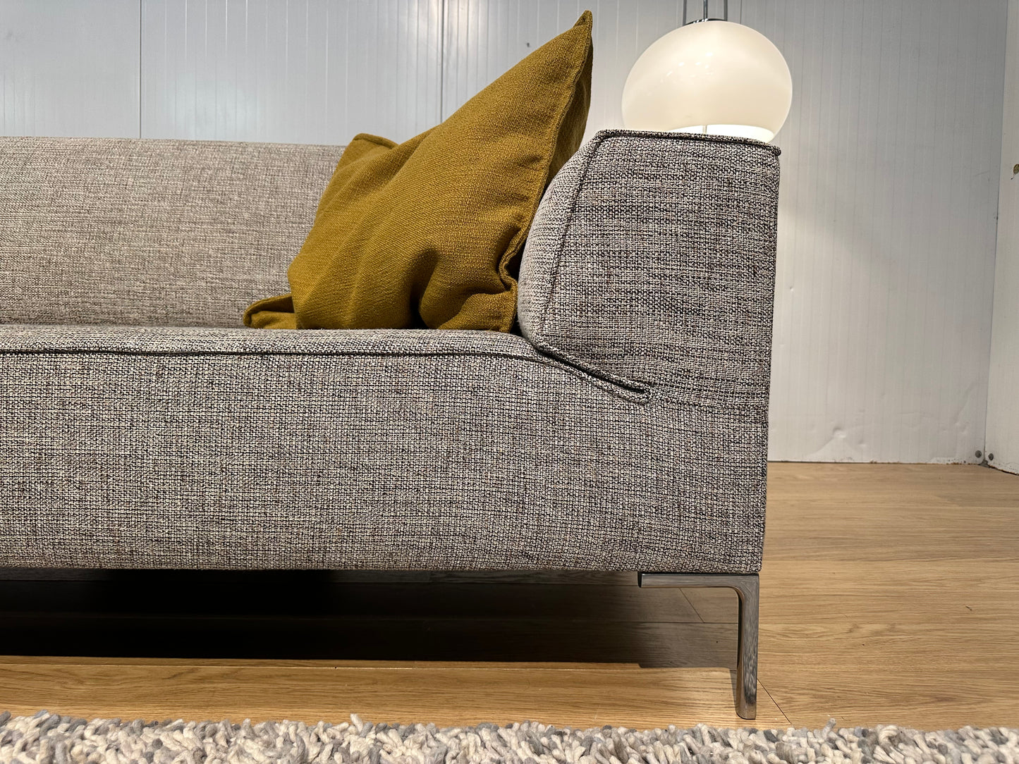 NIEUWSTAAT Design on Stock 2.5-zits bank + Hocker – Beige