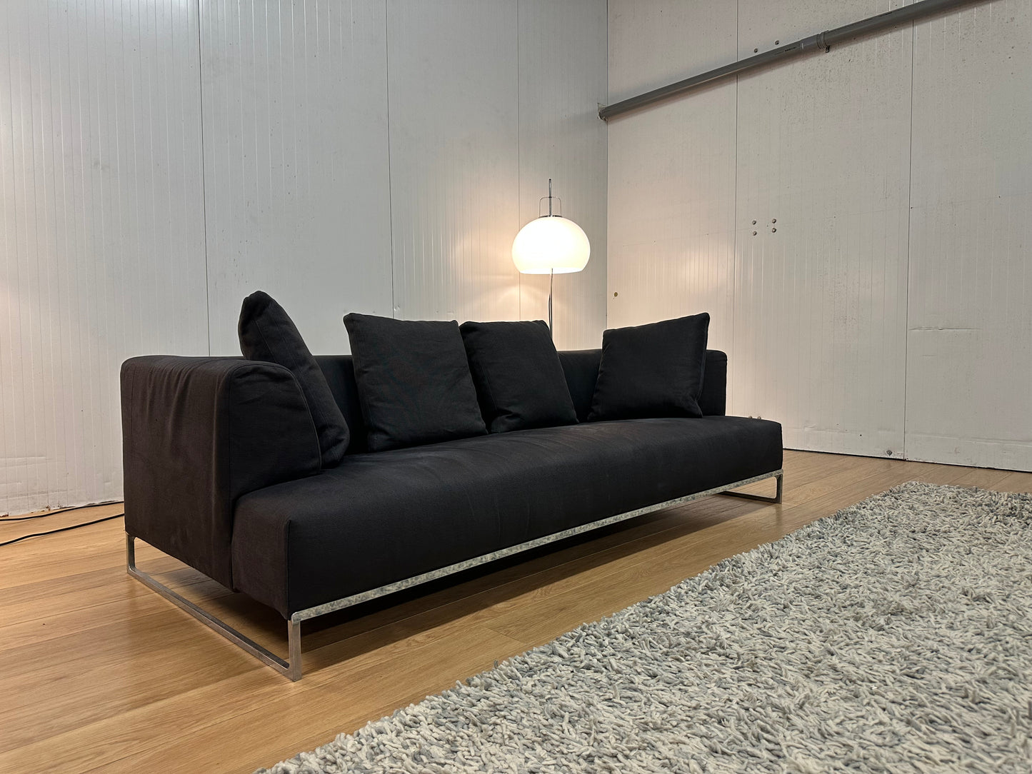 Herstofferen? B&B Italia Solo 3-Zitsbank Zwart met 4 Kussens