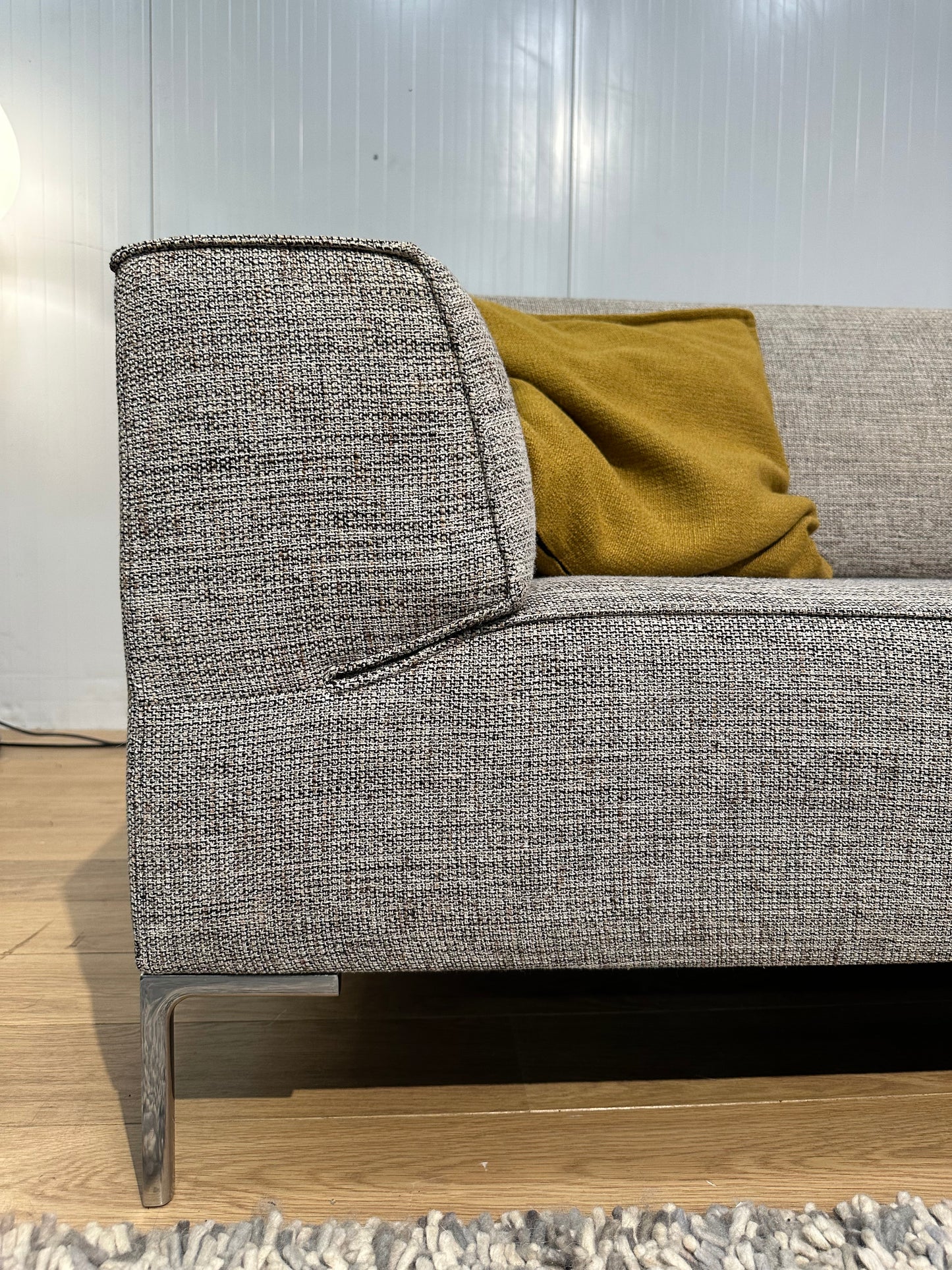 NIEUWSTAAT Design on Stock 2.5-zits bank + Hocker – Beige