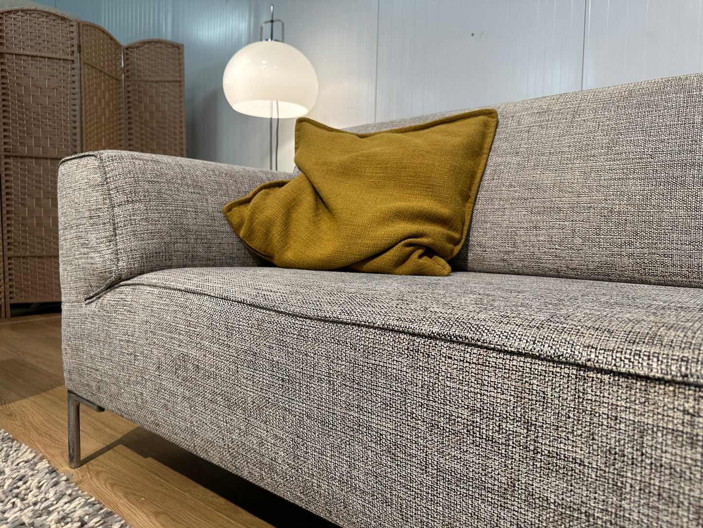 NIEUWSTAAT Design on Stock 2.5-zits bank + Hocker – Beige