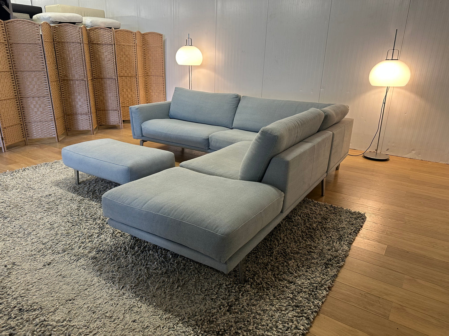 Leolux Bellice Hoekbank wol lichtblauw inclusief hocker - NP: €16.000
