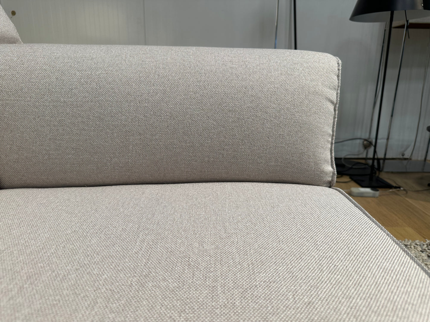 NIEUW Gestoffeerde Bloq 3-zits Beige – Design on Stock