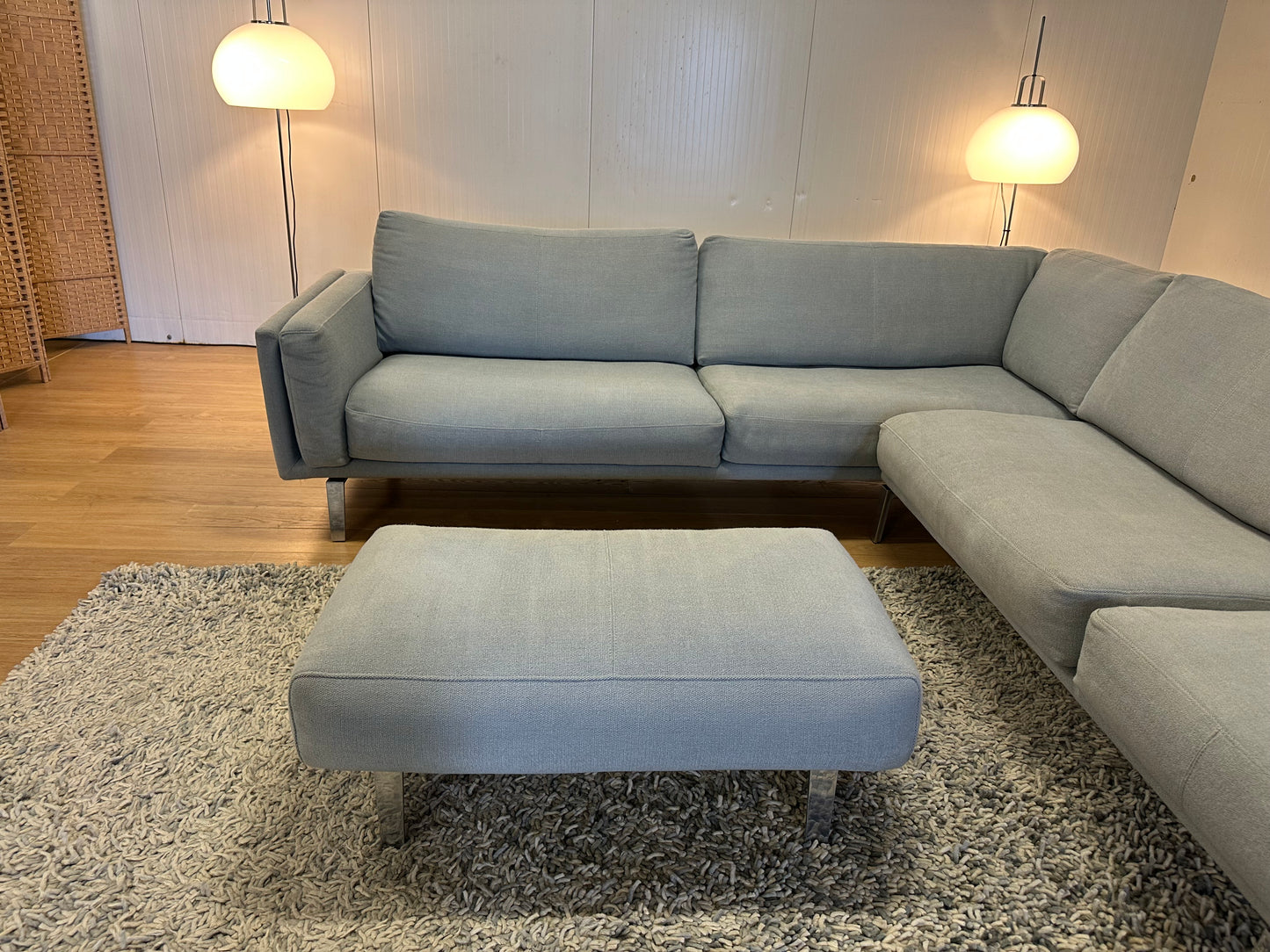Leolux Bellice Hoekbank wol lichtblauw inclusief hocker - NP: €16.000