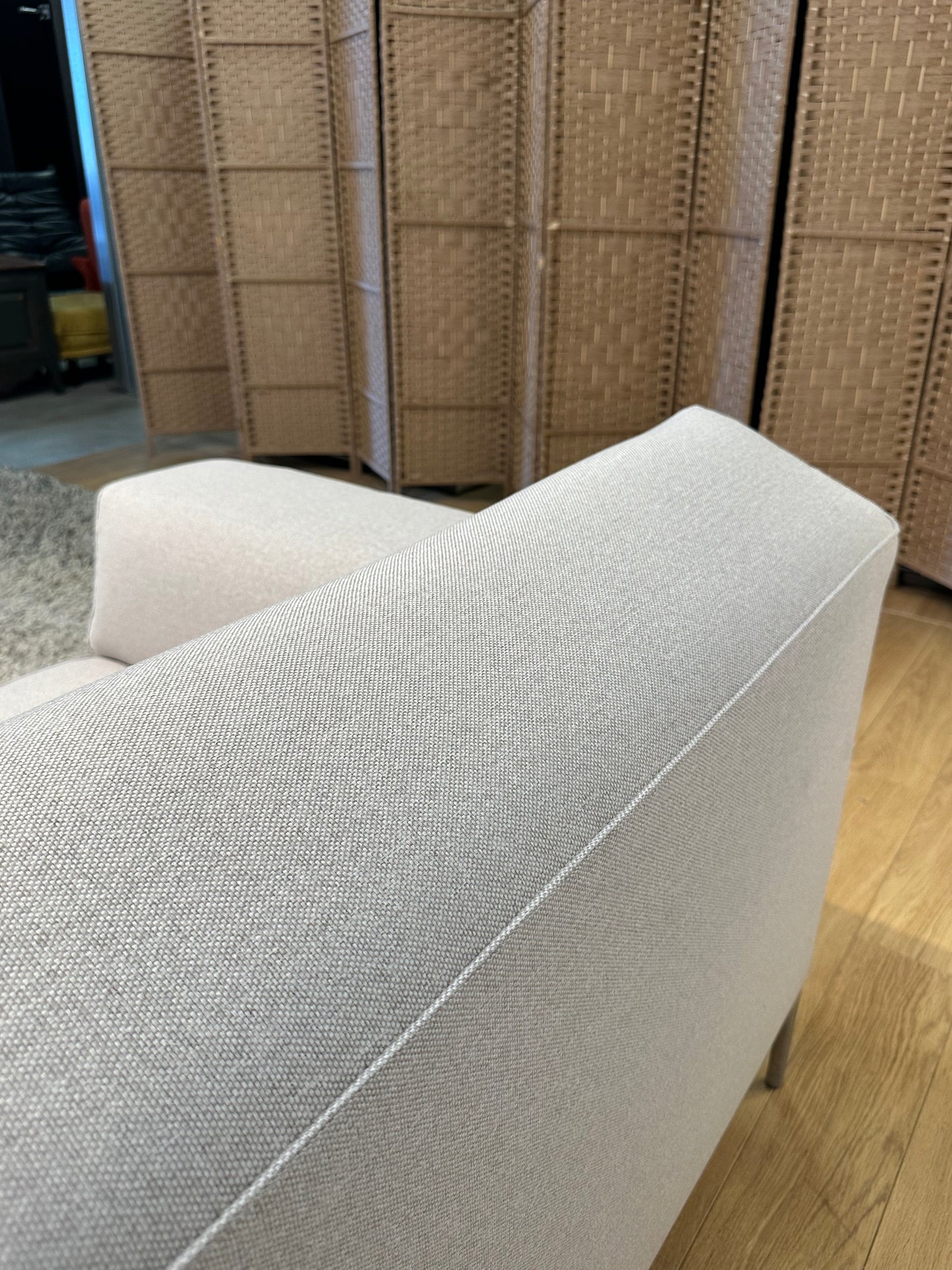 NIEUW Gestoffeerde Bloq 3-zits Beige – Design on Stock