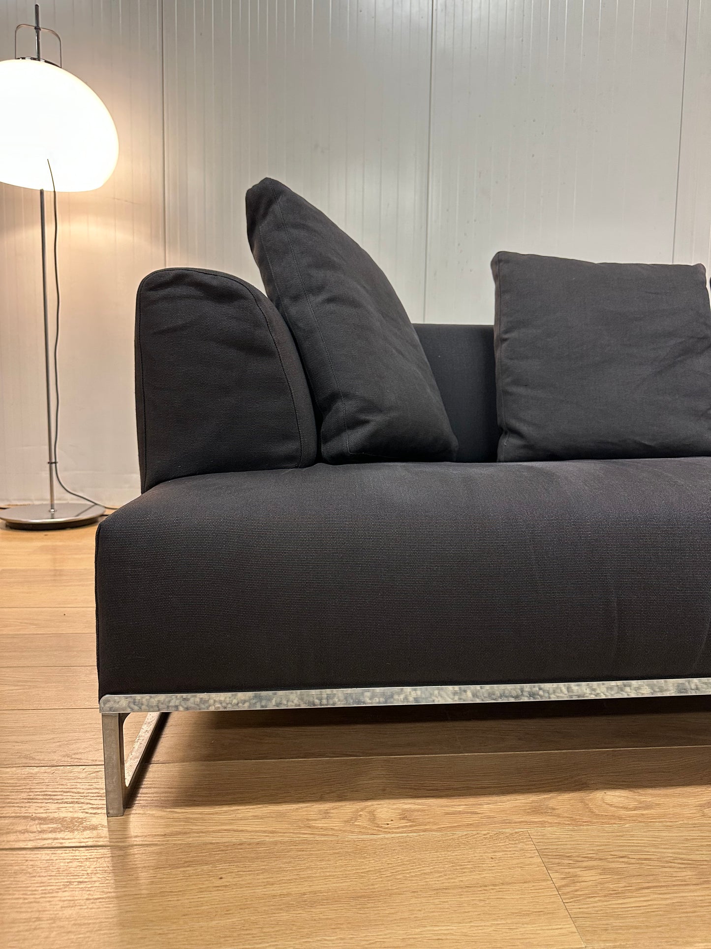 Herstofferen? B&B Italia Solo 3-Zitsbank Zwart met 4 Kussens
