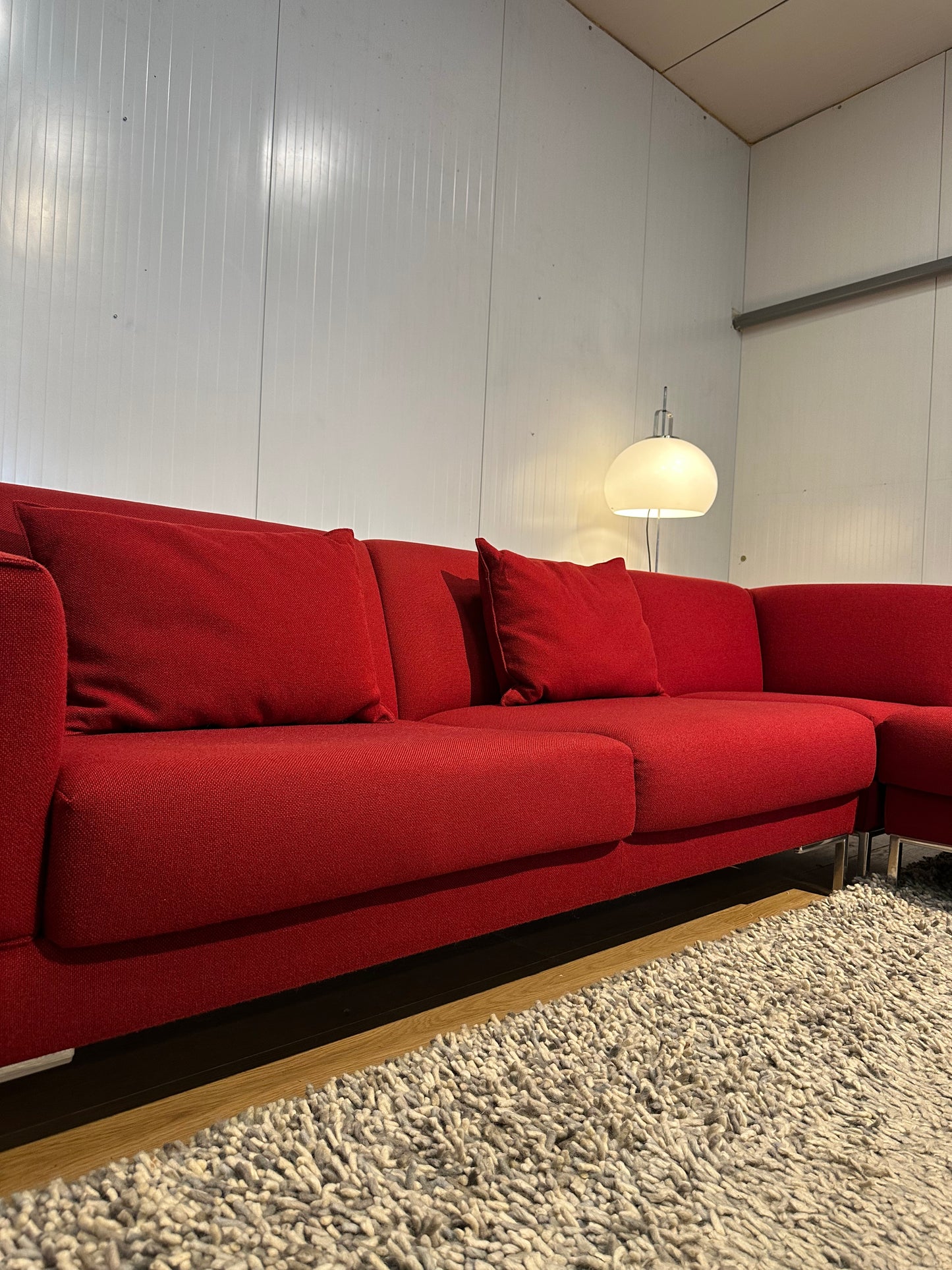 ZGAN Design on Stock Aikon Hoekbank – Ploegwol Bordeaux Rood