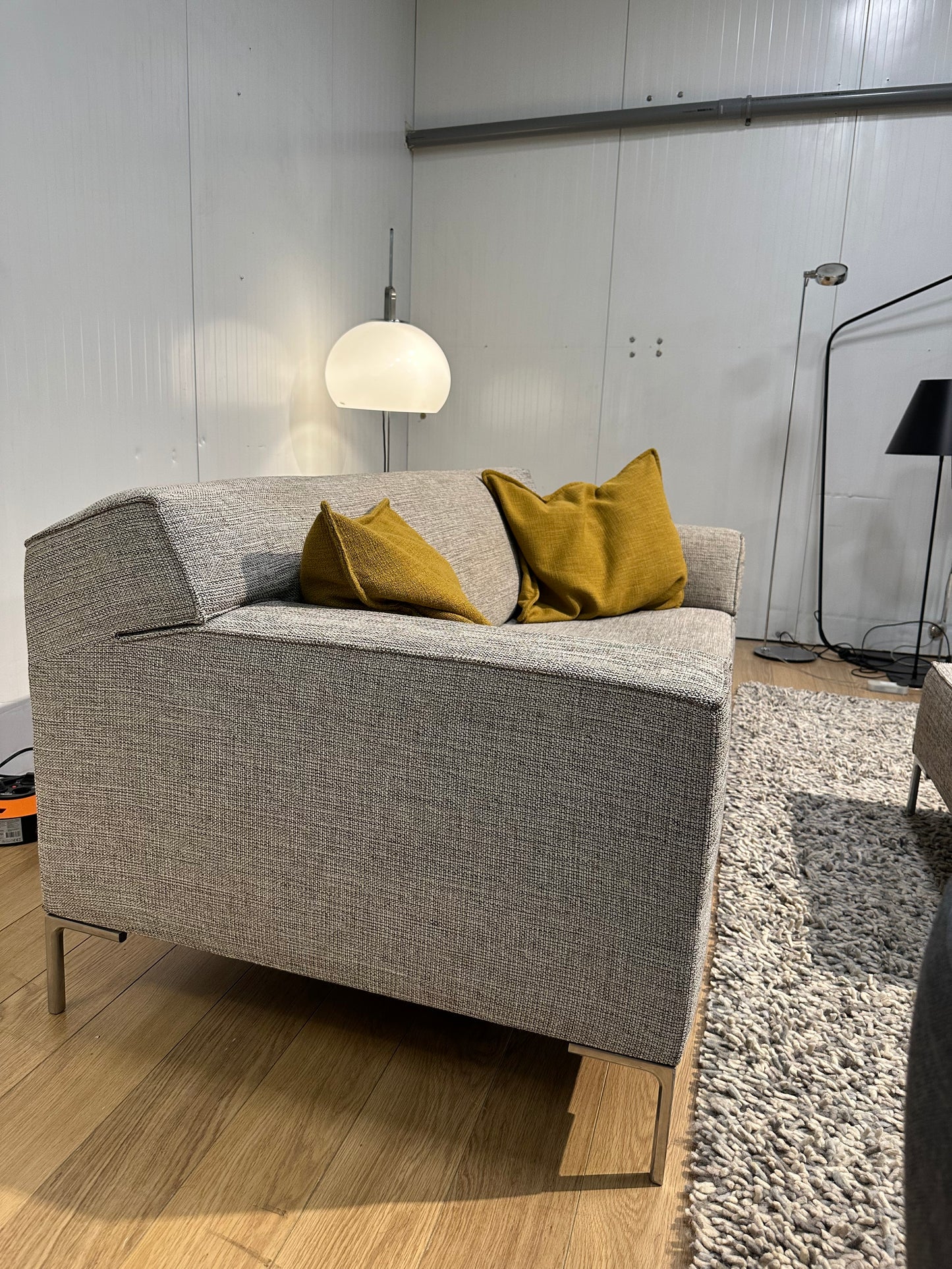 NIEUWSTAAT Design on Stock 2.5-zits bank + Hocker – Beige