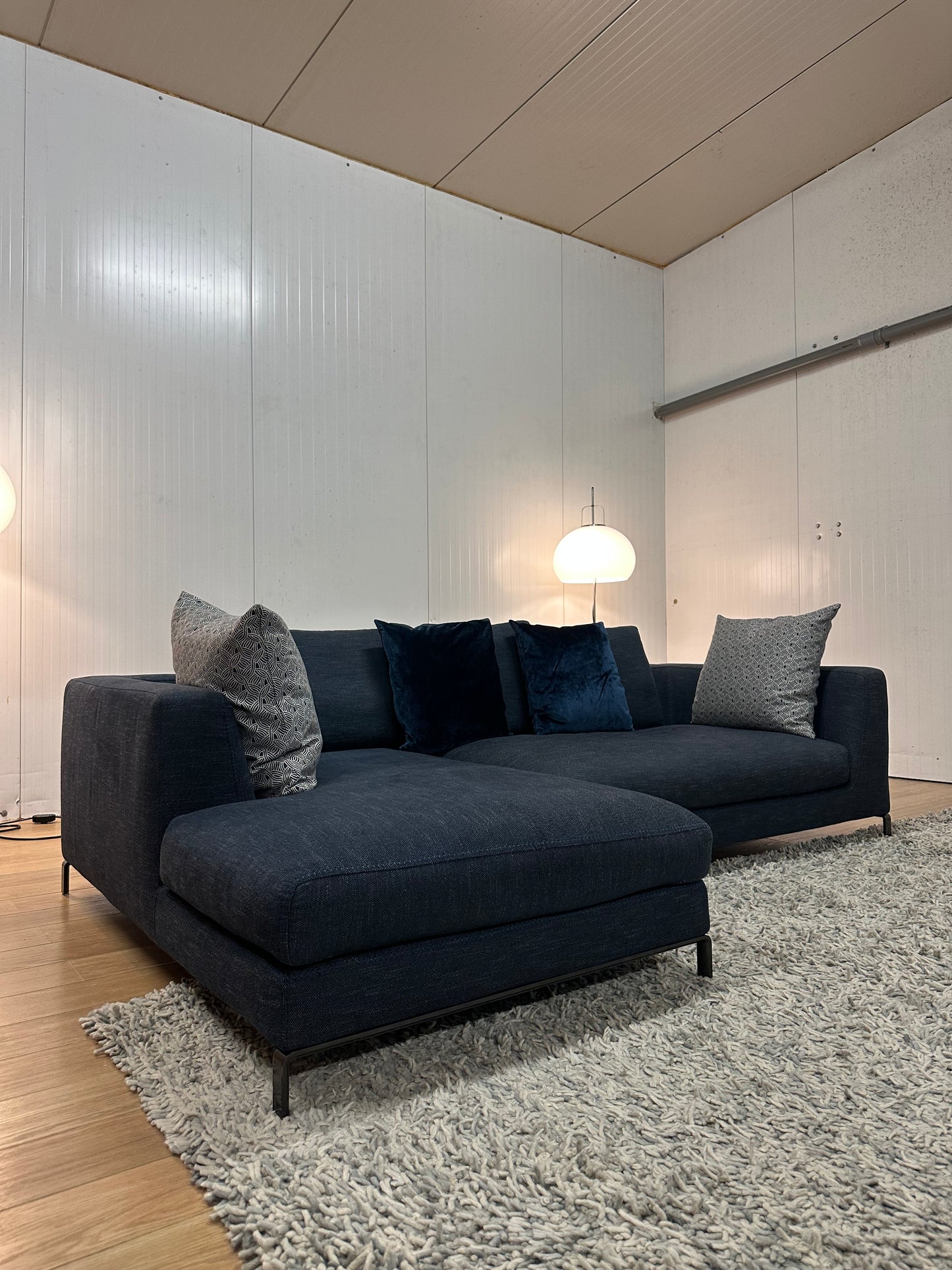 (NIEUWSTAAT) B&B Italia Ray Hoekbank ~ Nieuwprijs €12.500