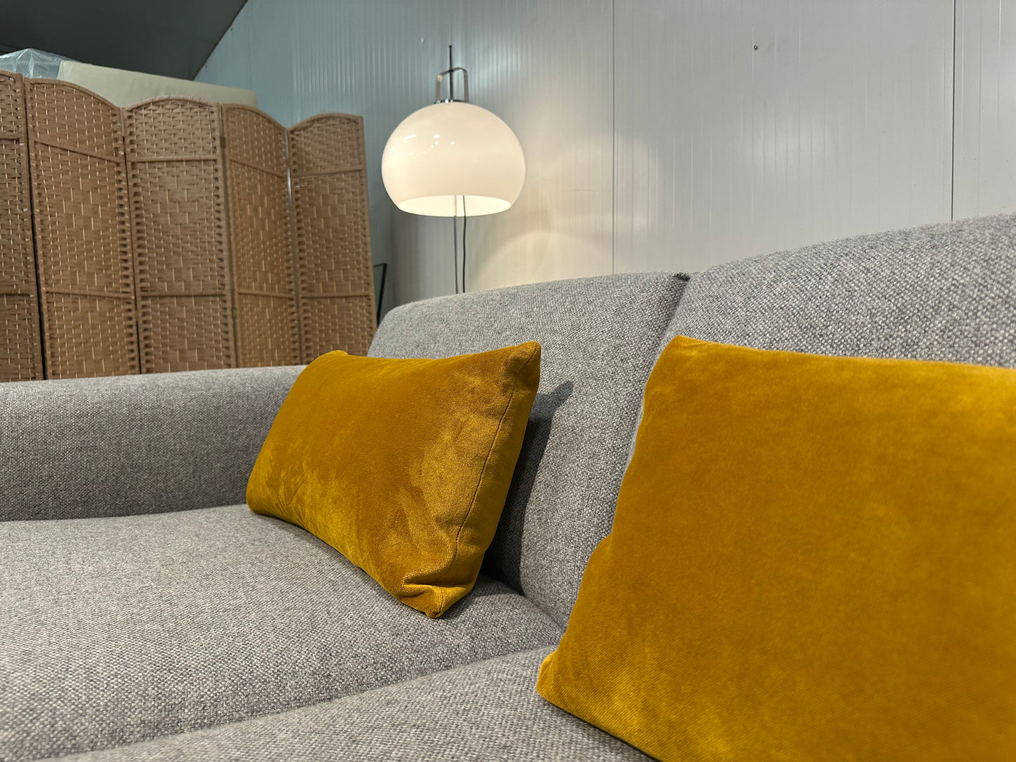 NIEUWSTAAT 2.5-zits Design on Stock Aikon – Lichtgrijs Wol
