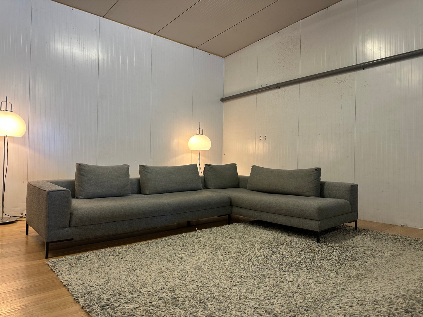 Design on Stock Aikon Lounge Bank | Professioneel Gereinigd