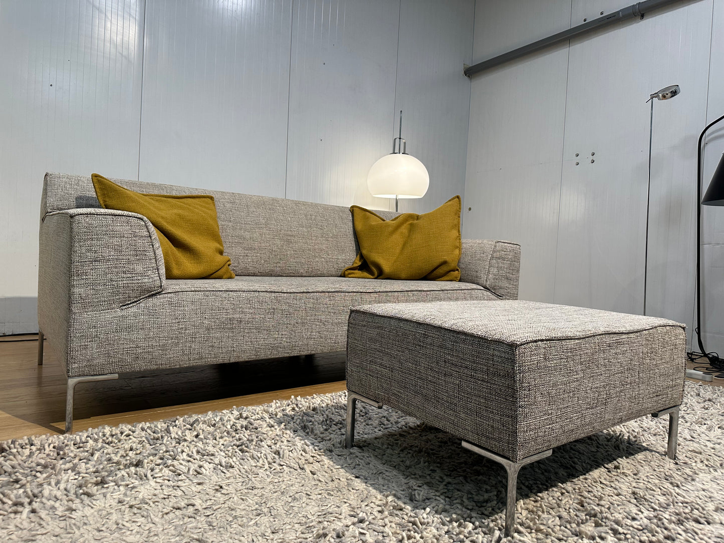 NIEUWSTAAT Design on Stock 2.5-zits bank + Hocker – Beige