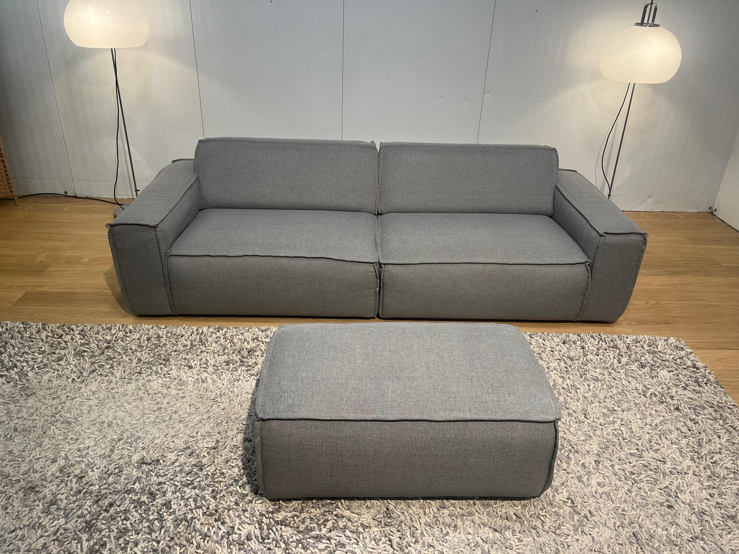 ZGAN Fest Amsterdam 3-zits Bank + Hocker Grijs – NP: €4.000