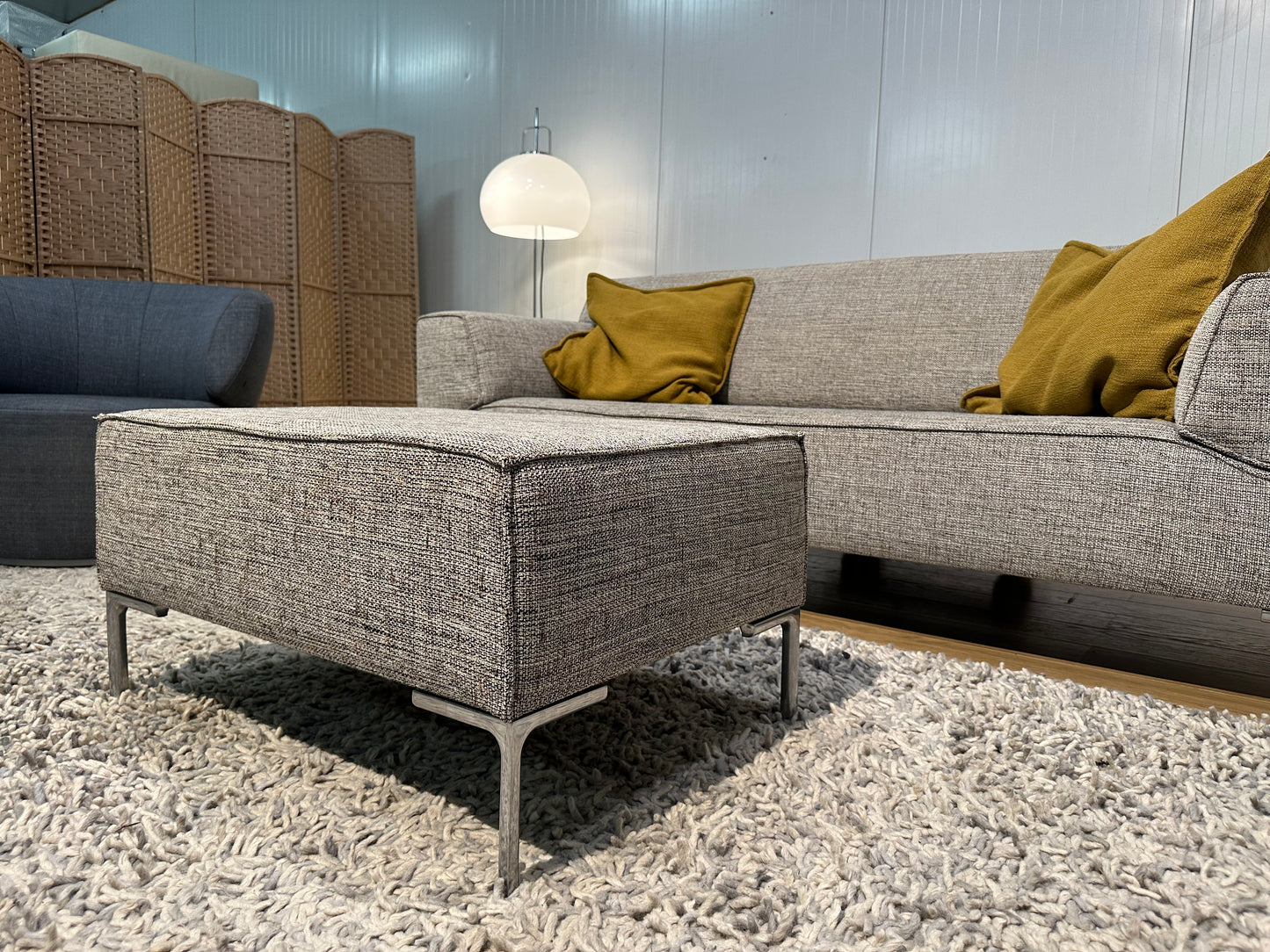 NIEUWSTAAT Design on Stock 2.5-zits bank + Hocker – Beige