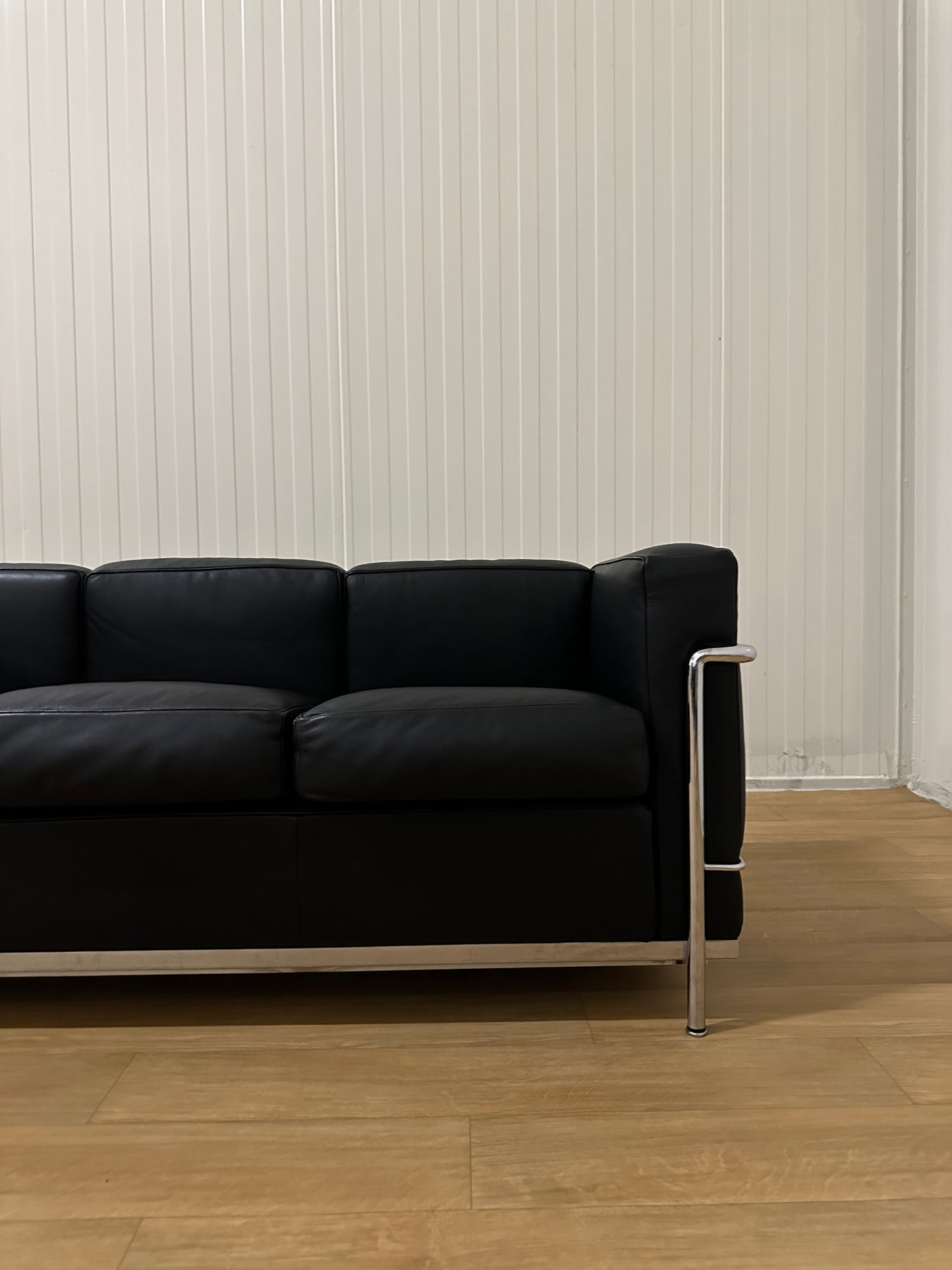 NIEUWSTAAT Cassina LC2 Le Corbusier 3-Zitsbank | NP: €12.500