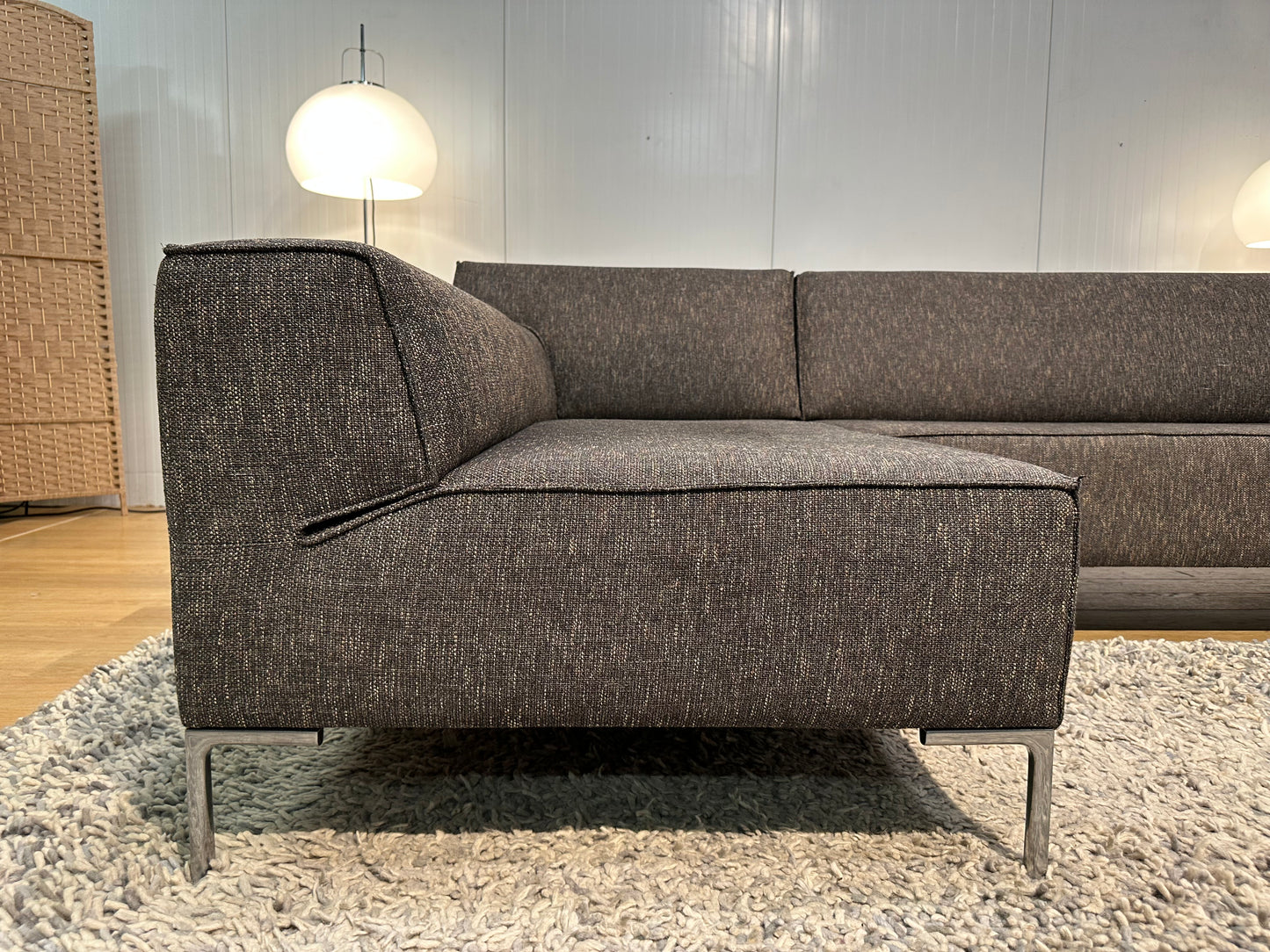 Design on stock Bloq Hoekbank Bruin Gemêleerd – NP: €7.500,-