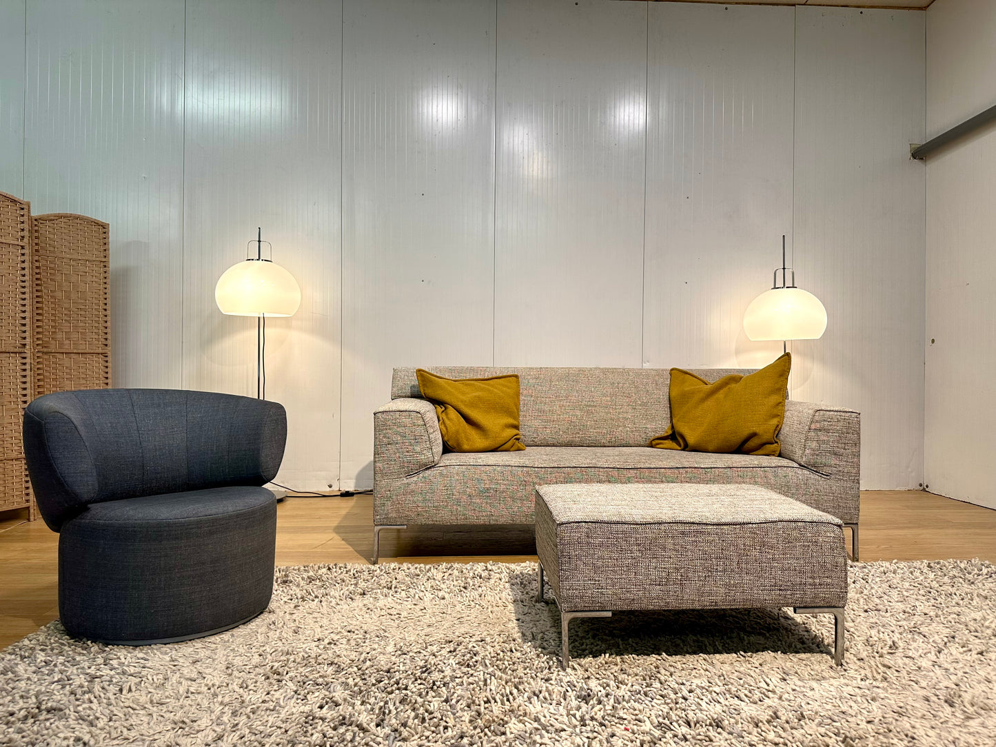 NIEUWSTAAT Design on Stock 2.5-zits bank + Hocker – Beige