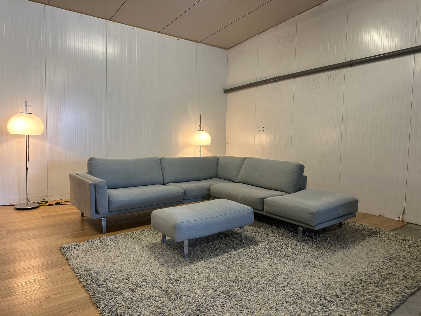 Leolux Bellice Hoekbank wol lichtblauw inclusief hocker - NP: €16.000