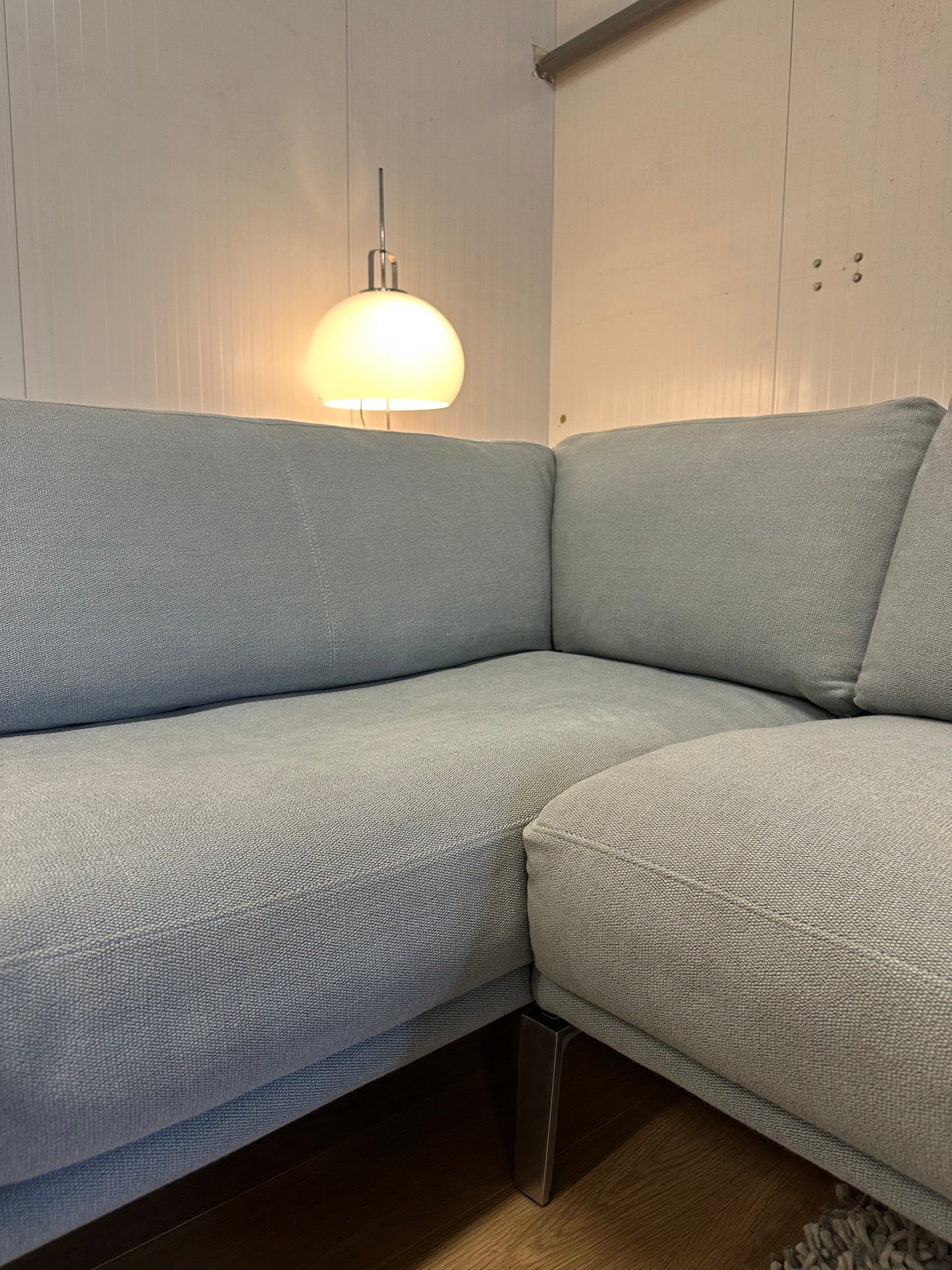 Leolux Bellice Hoekbank wol lichtblauw inclusief hocker - NP: €16.000