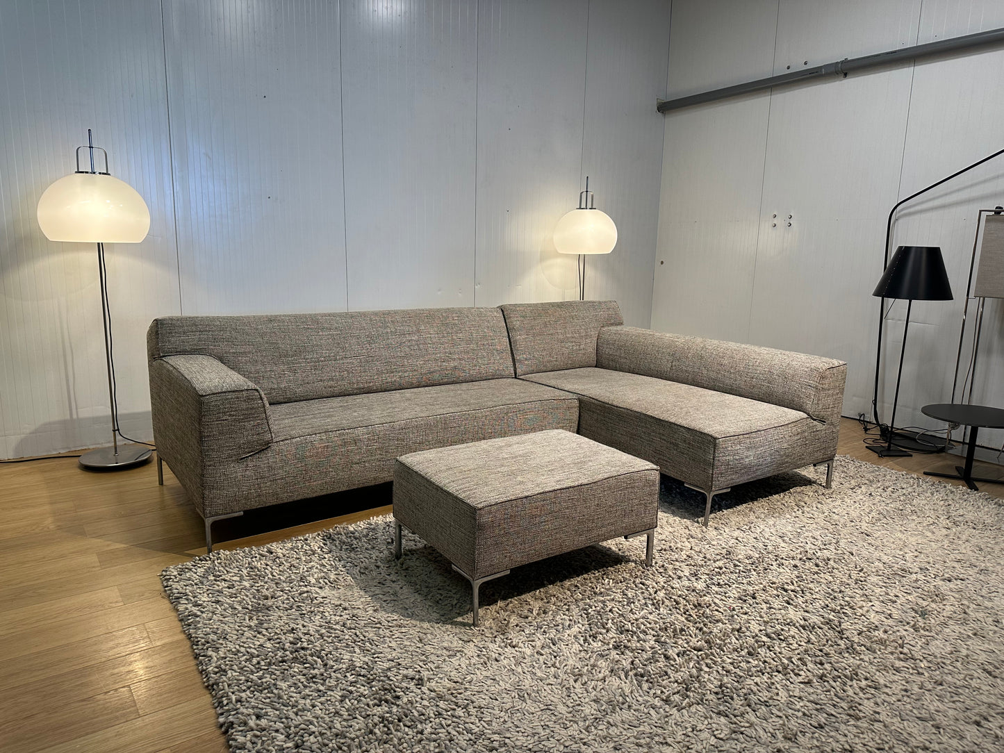 Design on Stock Bloq Hoekbank + Hocker Beige - NP: €7.500