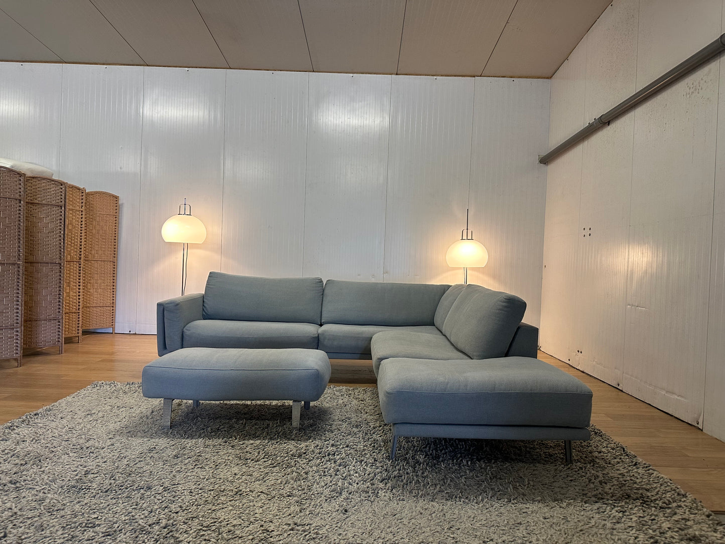 Leolux Bellice Hoekbank wol lichtblauw inclusief hocker - NP: €16.000
