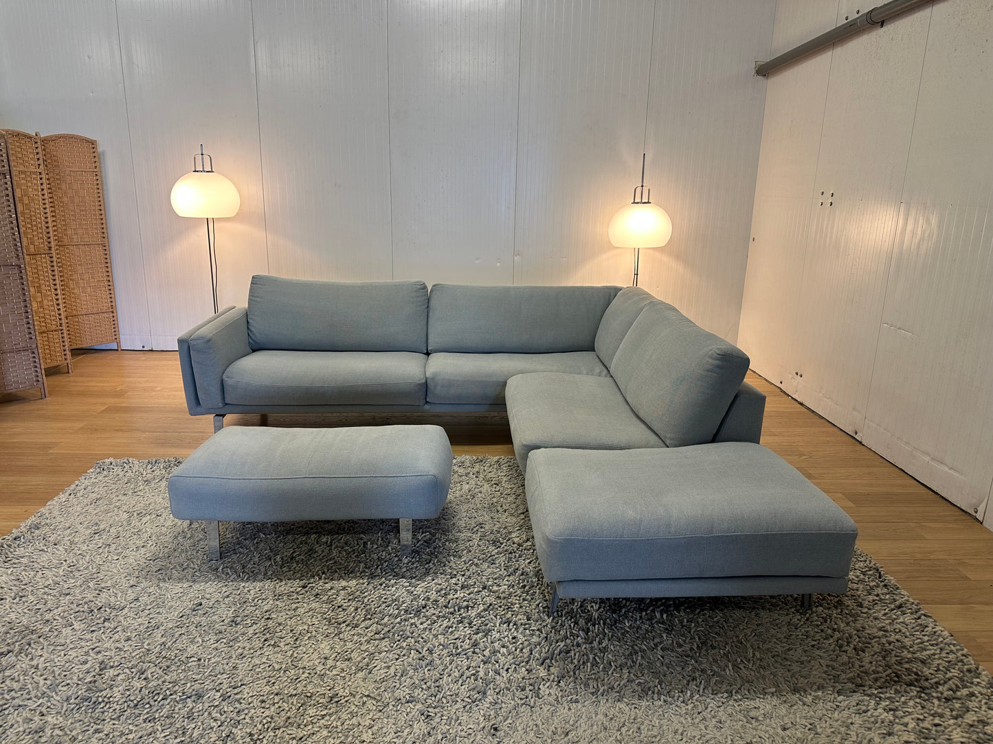 Leolux Bellice Hoekbank wol lichtblauw inclusief hocker - NP: €16.000