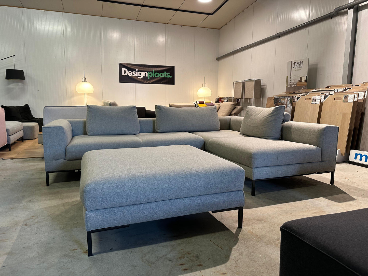 ZGAN Design on Stock Aikon Lounge + Hocker – NP: €9.000
