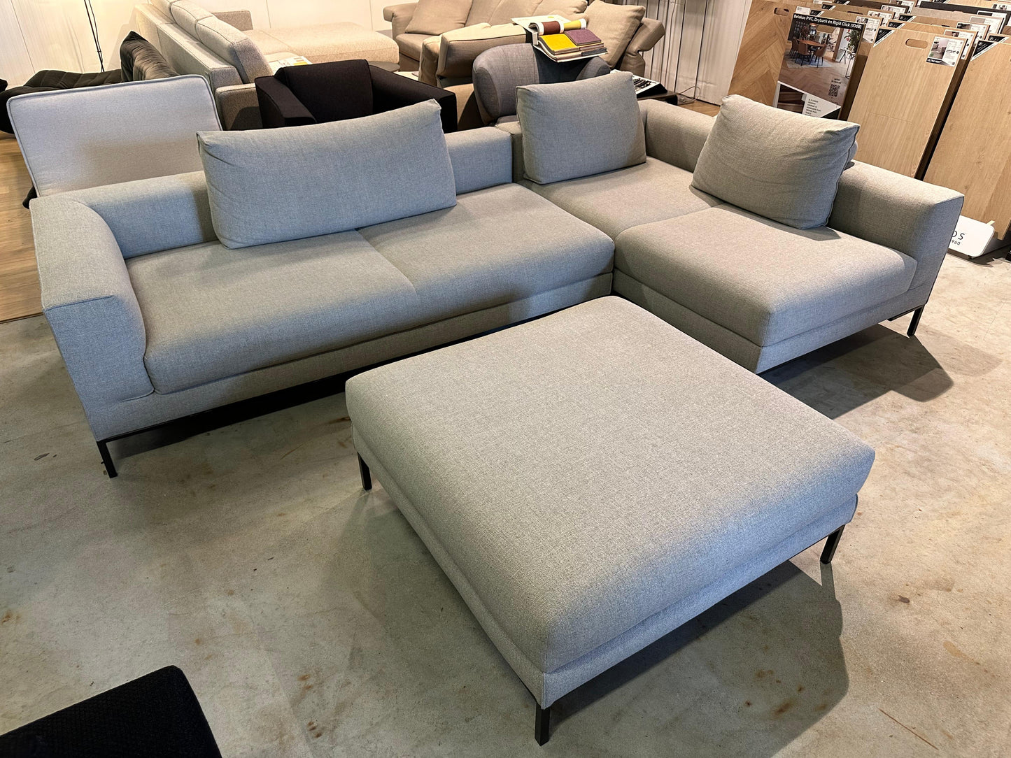 ZGAN Design on Stock Aikon Lounge + Hocker – NP: €9.000