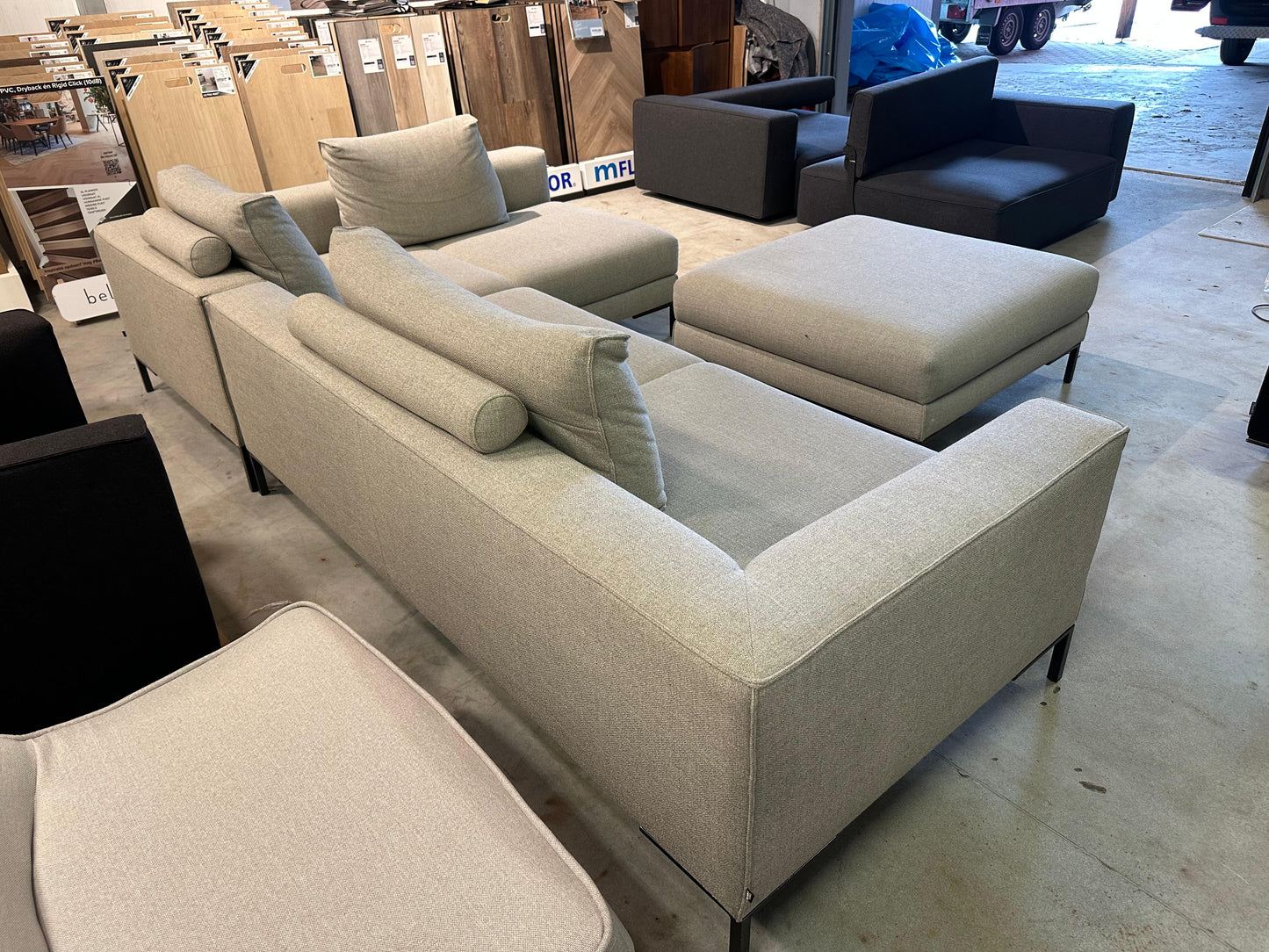 ZGAN Design on Stock Aikon Lounge + Hocker – NP: €9.000