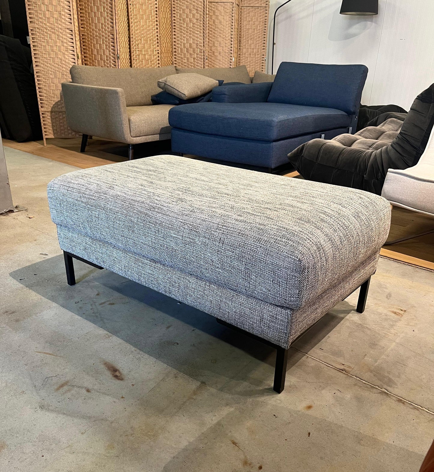 Nieuwstaat Design on Stock Aikon Hocker Lichtbeige NP €1.250