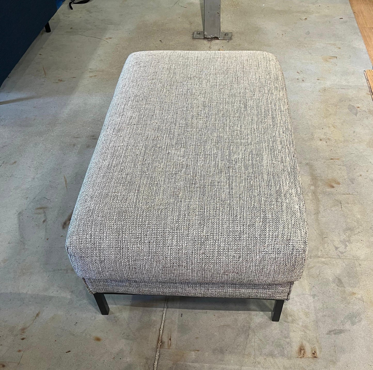 Nieuwstaat Design on Stock Aikon Hocker Lichtbeige NP €1.250