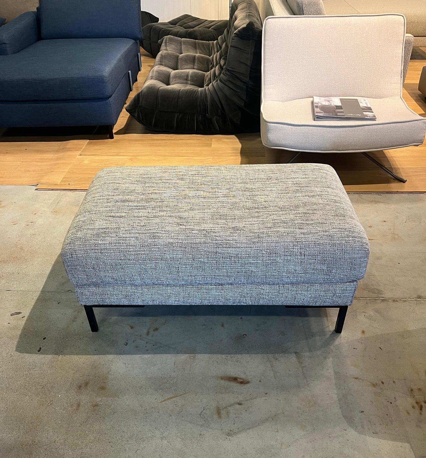 Nieuwstaat Design on Stock Aikon Hocker Lichtbeige NP €1.250
