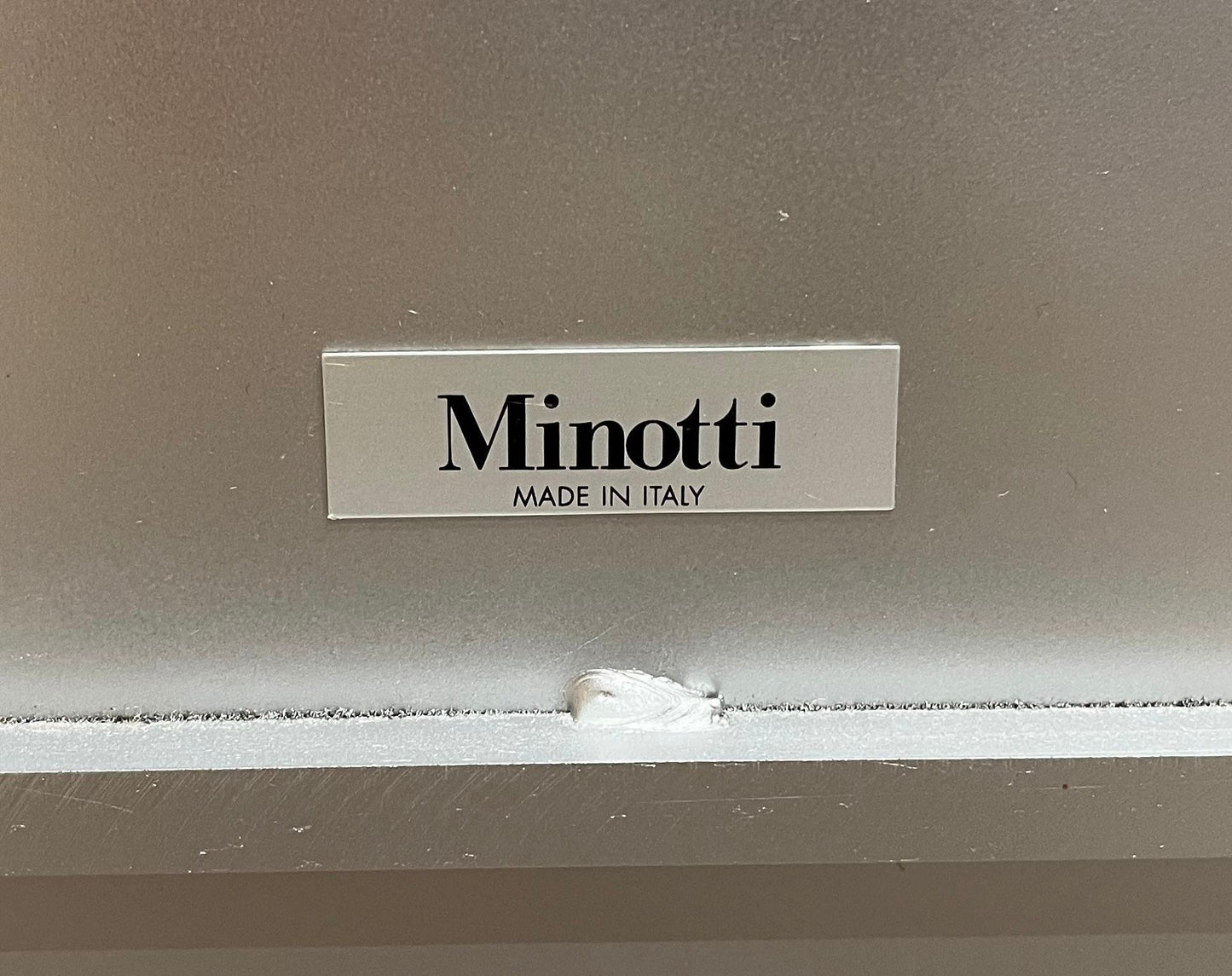 NIEUWSTAAT Minotti Leger Bijzettafel – NP €1.130