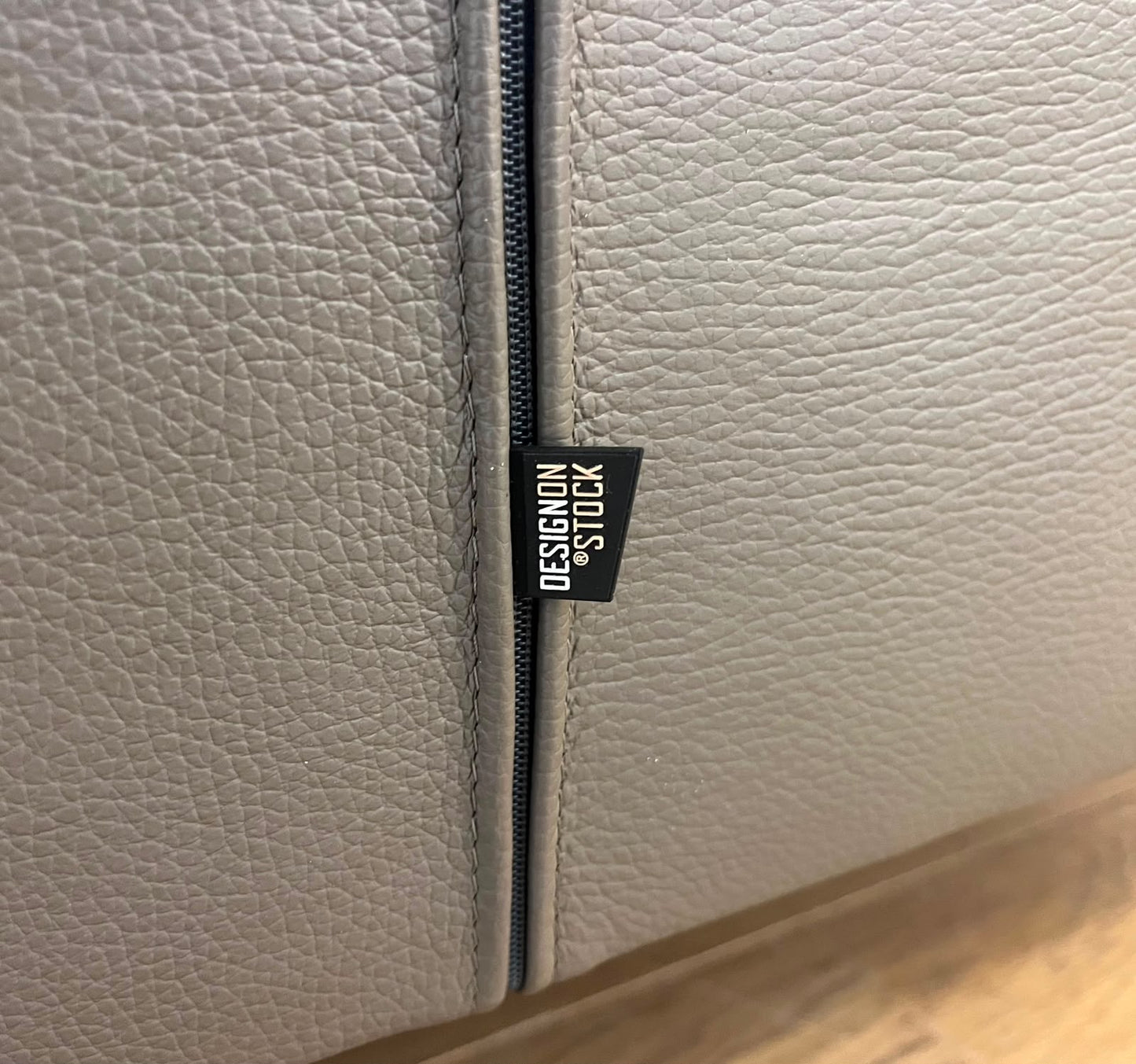 Design on Stock Aikon Hoekbank Taupe Leer Nieuwstaat