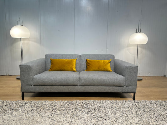 NIEUWSTAAT 2.5-zits Design on Stock Aikon – Lichtgrijs Wol