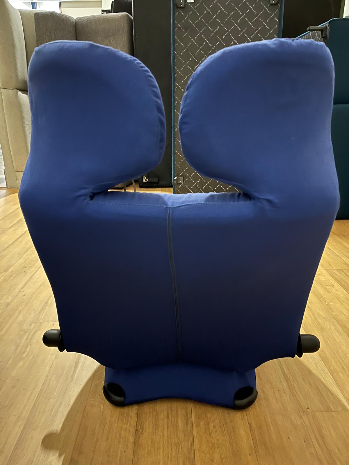 ZGAN 2x Cassina Wink Lounge Fauteuil Blauw | NP: €8.000