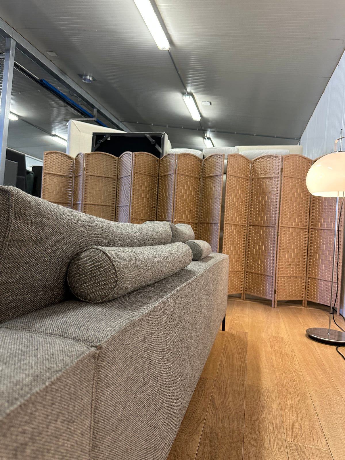 Design on Stock Aikon Lounge Bank | Professioneel Gereinigd