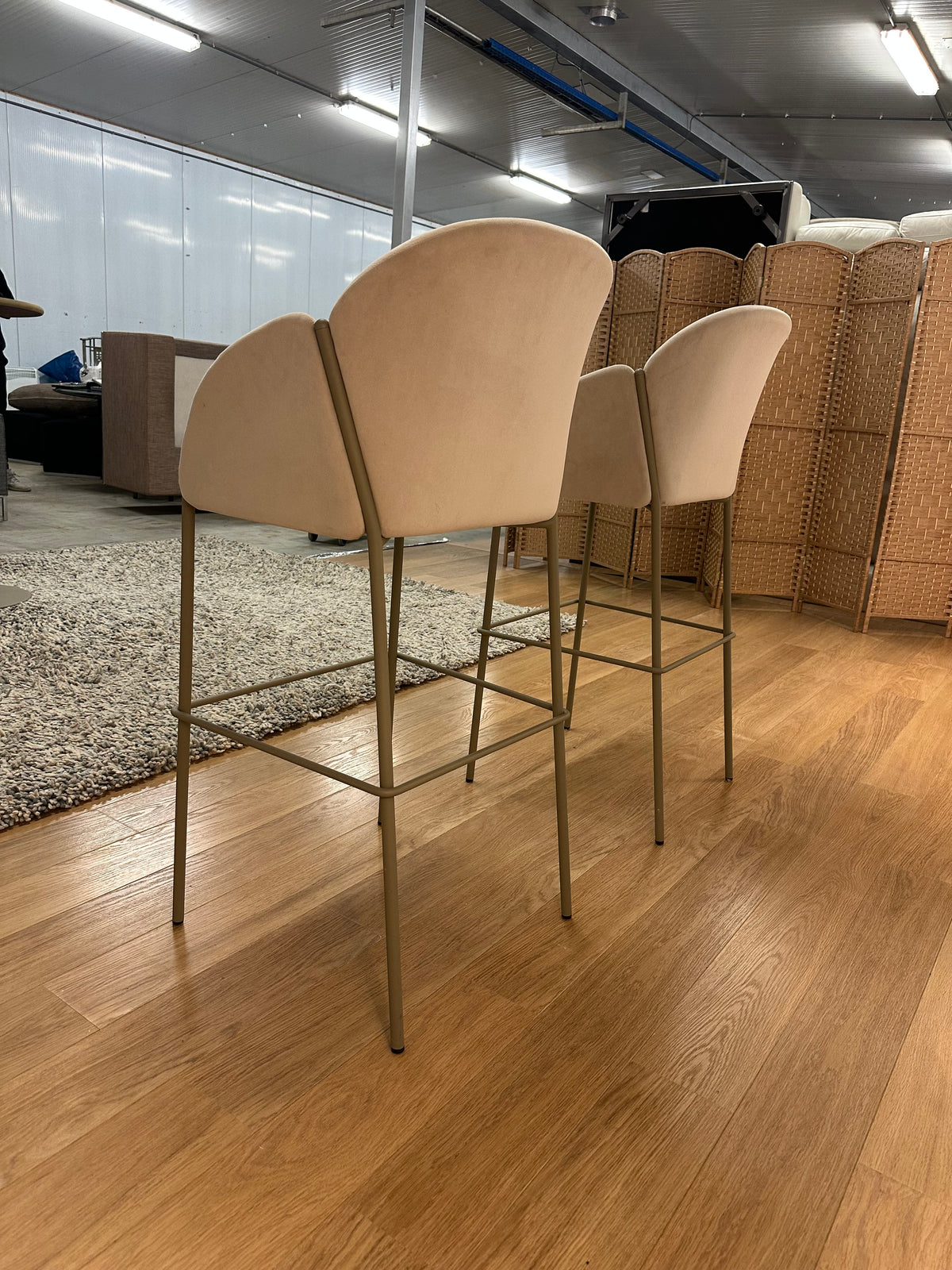 ZGAN 2x Artifort Andrea Stoelen + Opt. Artifort Hoge Tafel