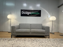 Lichtgrijze Aikon 2-zits Ploegwool – Design on Stock