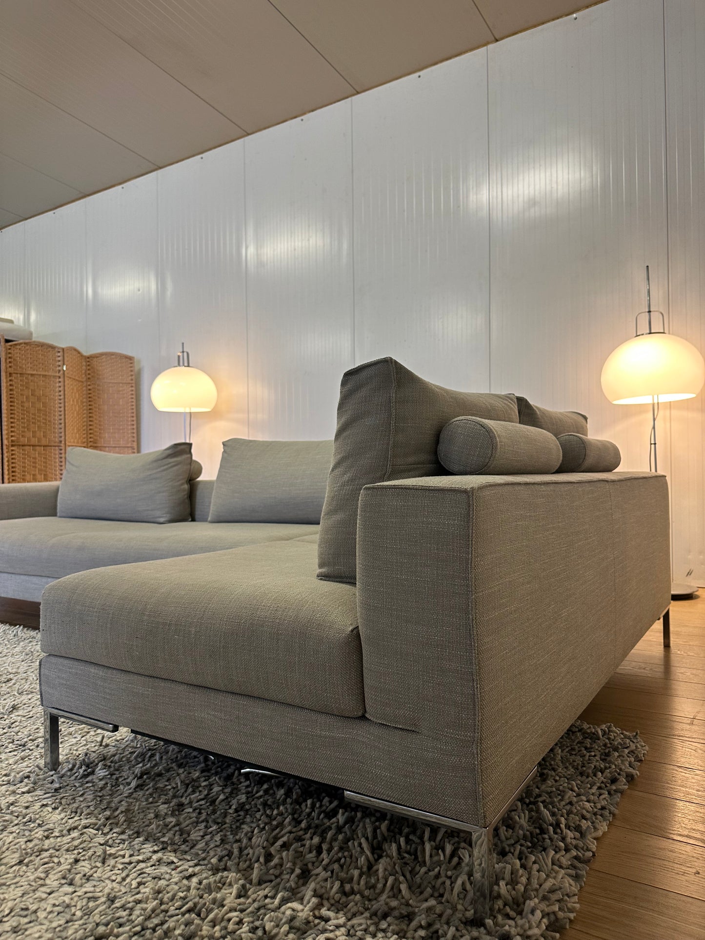 Design on Stock Aikon Lounge beige | RVS poten - NP: €7.500